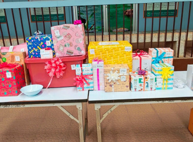 ร่วมรับประทานอาหารและแลกเปลี่ยนของขวัญปีใหม่ ... พารามิเตอร์รูปภาพ 1