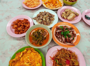 ร่วมรับประทานอาหารและแลกเปลี่ยนของขวัญปีใหม่ ... พารามิเตอร์รูปภาพ 2