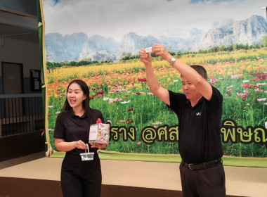 ร่วมรับประทานอาหารและแลกเปลี่ยนของขวัญปีใหม่ ... พารามิเตอร์รูปภาพ 8