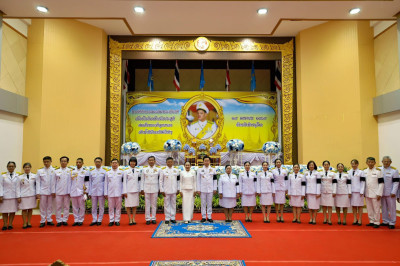 วมพิธีเจริญพระพุทธมนต์และตักบาตรถวายพระราชกุศล ... พารามิเตอร์รูปภาพ 1