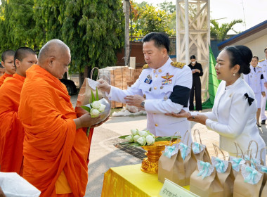 วมพิธีเจริญพระพุทธมนต์และตักบาตรถวายพระราชกุศล ... พารามิเตอร์รูปภาพ 2