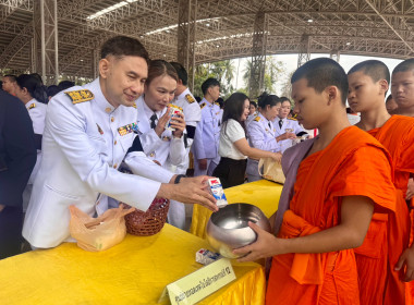พิษณุโลกประกอบพิธีเจริญพระพุทธมนต์และตักบาตรถวายพระกุศล ... พารามิเตอร์รูปภาพ 14