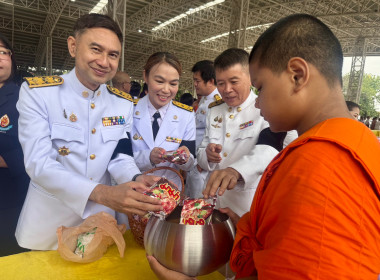 พิษณุโลกประกอบพิธีเจริญพระพุทธมนต์และตักบาตรถวายพระกุศล ... พารามิเตอร์รูปภาพ 15