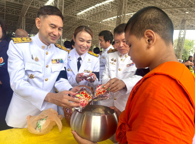 พิษณุโลกประกอบพิธีเจริญพระพุทธมนต์และตักบาตรถวายพระกุศล ... พารามิเตอร์รูปภาพ 16