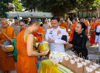 จังหวัดพิษณุโลกประกอบพิธีบำเพ็ญกุศลอุทิศถวายและถวายดอกไม้จันทน์ น้อมรำลึกในพระมหากรุณาธิคุณ สมเด็จพระบรมราชชนนีพันปีหลวง ... พารามิเตอร์รูปภาพ 9