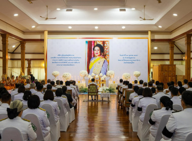 จังหวัดพิษณุโลกประกอบพิธีบำเพ็ญกุศลอุทิศถวายและถวายดอกไม้จันทน์ น้อมรำลึกในพระมหากรุณาธิคุณ สมเด็จพระบรมราชชนนีพันปีหลวง ... พารามิเตอร์รูปภาพ 10