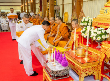 จังหวัดพิษณุโลกประกอบพิธีบำเพ็ญกุศลอุทิศถวายและถวายดอกไม้จันทน์ น้อมรำลึกในพระมหากรุณาธิคุณ สมเด็จพระบรมราชชนนีพันปีหลวง ... พารามิเตอร์รูปภาพ 13