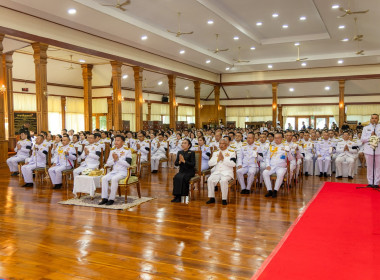 จังหวัดพิษณุโลกประกอบพิธีบำเพ็ญกุศลอุทิศถวายและถวายดอกไม้จันทน์ น้อมรำลึกในพระมหากรุณาธิคุณ สมเด็จพระบรมราชชนนีพันปีหลวง ... พารามิเตอร์รูปภาพ 14