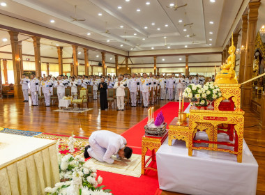 จังหวัดพิษณุโลกประกอบพิธีบำเพ็ญกุศลอุทิศถวายและถวายดอกไม้จันทน์ น้อมรำลึกในพระมหากรุณาธิคุณ สมเด็จพระบรมราชชนนีพันปีหลวง ... พารามิเตอร์รูปภาพ 15