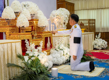 จังหวัดพิษณุโลกประกอบพิธีบำเพ็ญกุศลอุทิศถวายและถวายดอกไม้จันทน์ น้อมรำลึกในพระมหากรุณาธิคุณ สมเด็จพระบรมราชชนนีพันปีหลวง ... พารามิเตอร์รูปภาพ 16